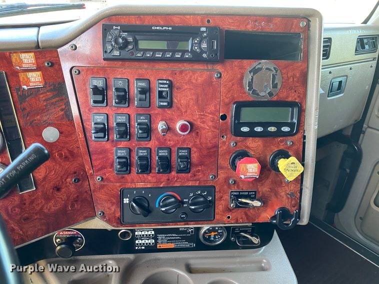 image for item DM4036 2005 International 9900i  semi truck