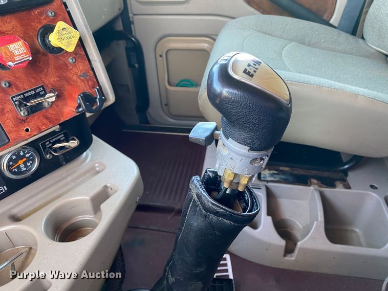 image for item DM4036 2005 International 9900i  semi truck