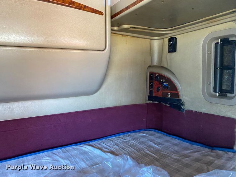 image for item DM4036 2005 International 9900i  semi truck