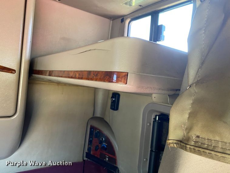 image for item DM4036 2005 International 9900i  semi truck