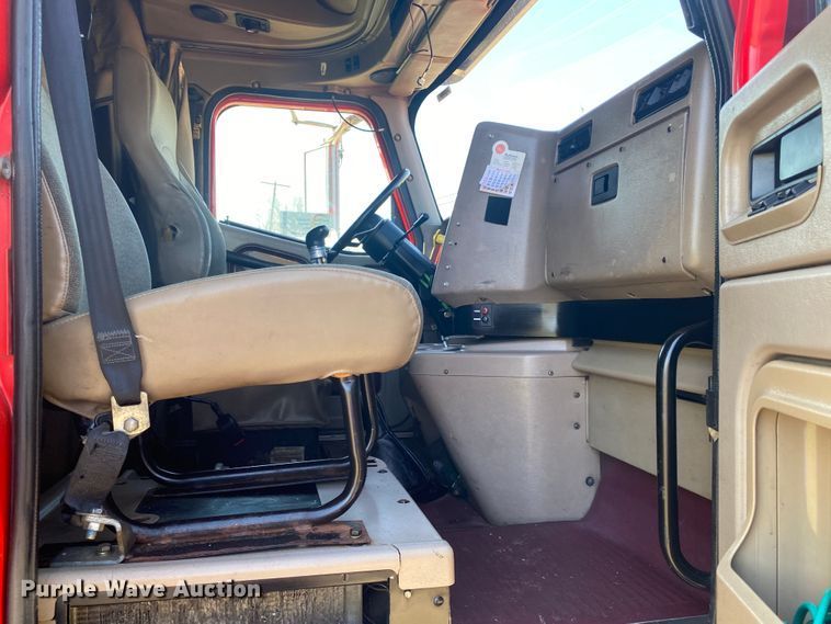 image for item DM4036 2005 International 9900i  semi truck