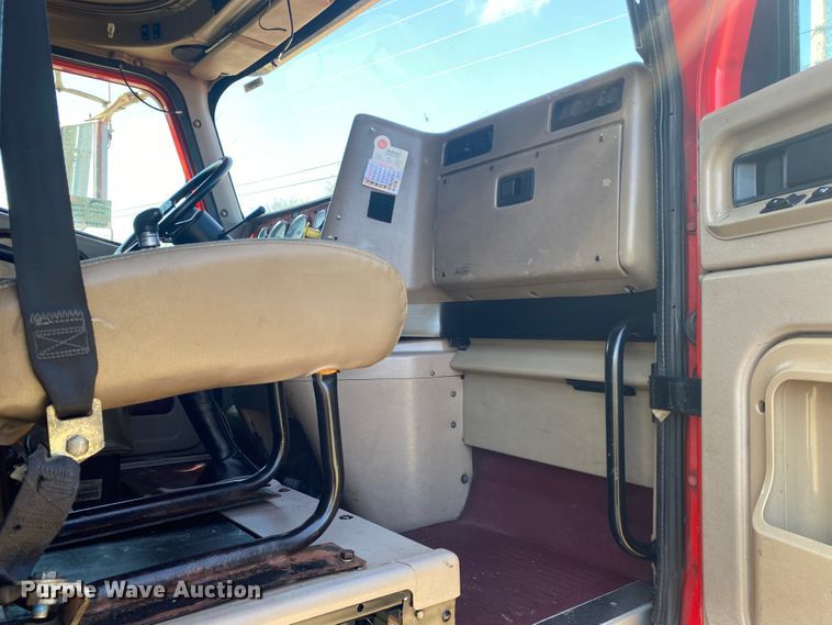 image for item DM4036 2005 International 9900i  semi truck