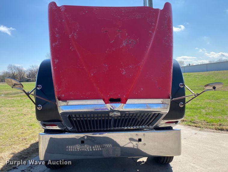 image for item DM4036 2005 International 9900i  semi truck