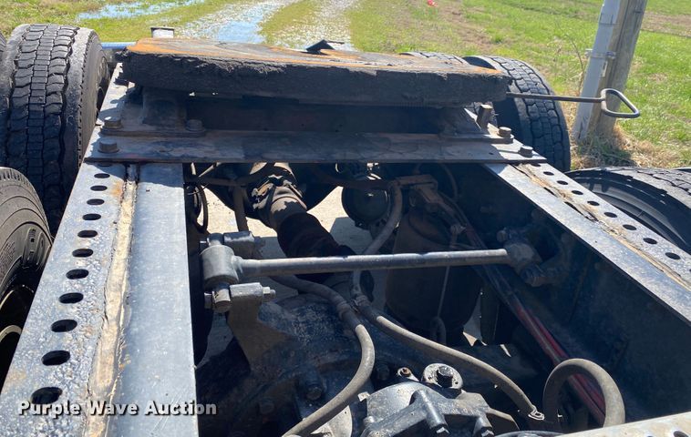 image for item DM4036 2005 International 9900i  semi truck