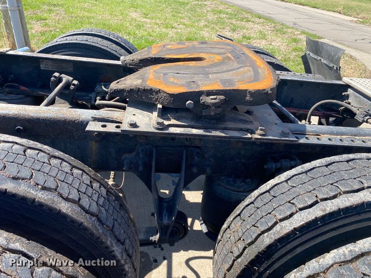 image for item DM4036 2005 International 9900i  semi truck