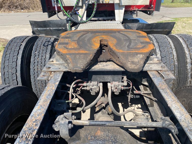 image for item DM4036 2005 International 9900i  semi truck