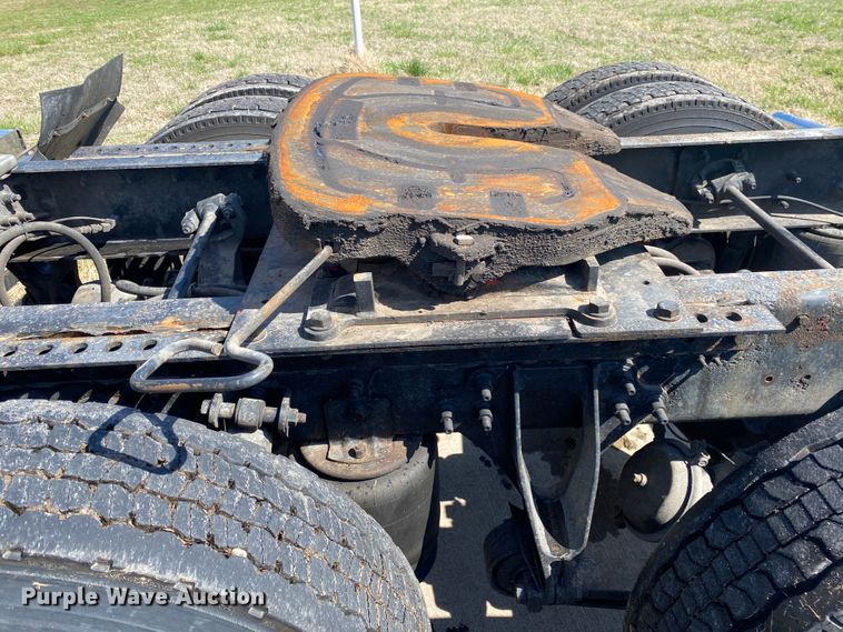 image for item DM4036 2005 International 9900i  semi truck