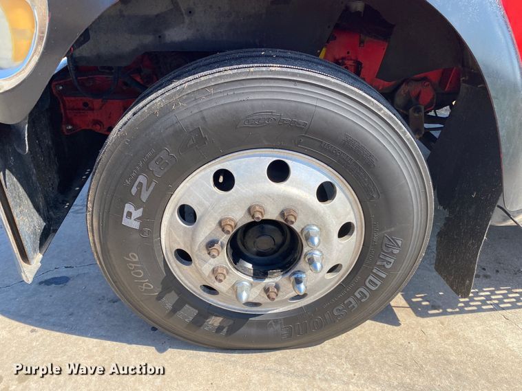 image for item DM4036 2005 International 9900i  semi truck