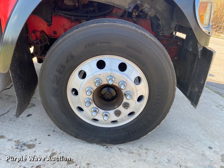 image for item DM4036 2005 International 9900i  semi truck