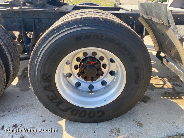 image for item DM4036 2005 International 9900i  semi truck