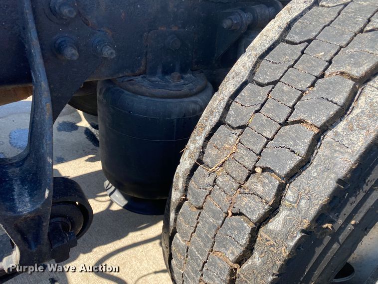 image for item DM4036 2005 International 9900i  semi truck