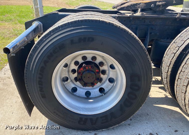 image for item DM4036 2005 International 9900i  semi truck