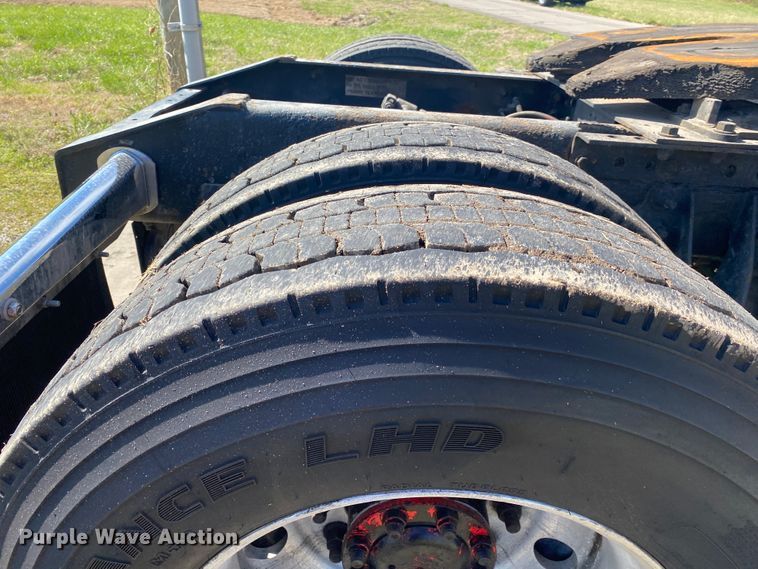 image for item DM4036 2005 International 9900i  semi truck