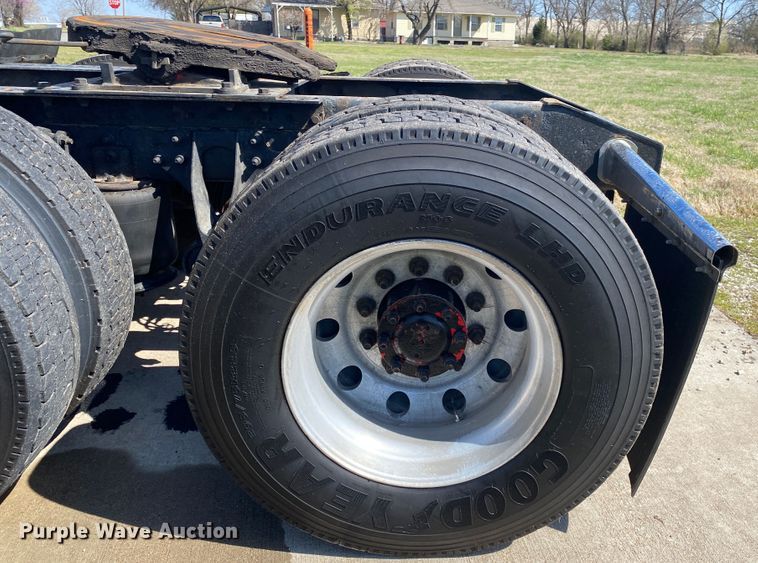 image for item DM4036 2005 International 9900i  semi truck