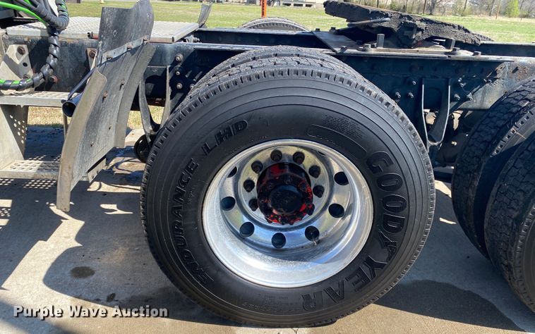 image for item DM4036 2005 International 9900i  semi truck