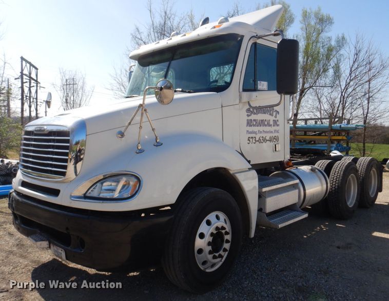 image for item DM7272 2009 Freightliner Columbia 120  semi truck