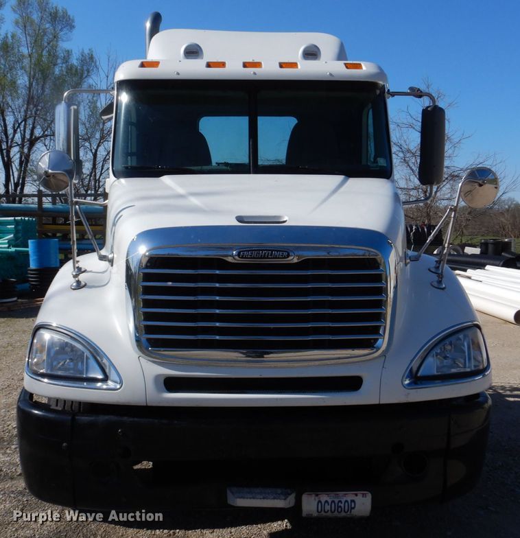 image for item DM7272 2009 Freightliner Columbia 120  semi truck
