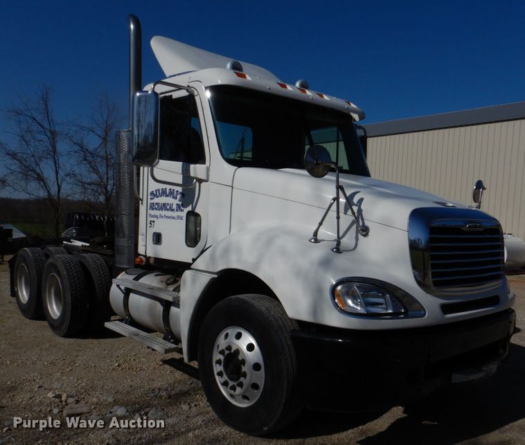 image for item DM7272 2009 Freightliner Columbia 120  semi truck