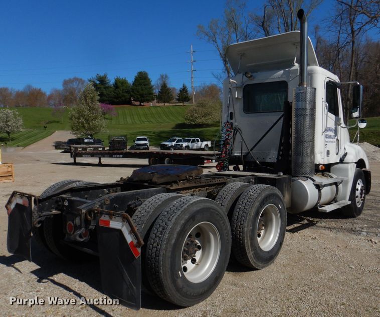 image for item DM7272 2009 Freightliner Columbia 120  semi truck