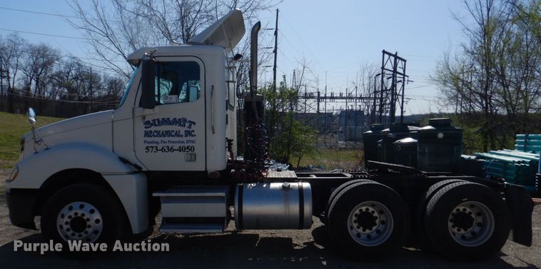 image for item DM7272 2009 Freightliner Columbia 120  semi truck