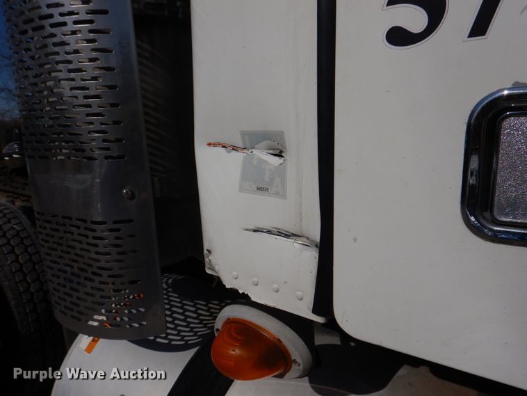 image for item DM7272 2009 Freightliner Columbia 120  semi truck