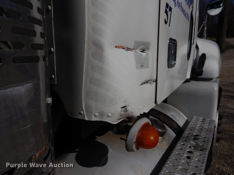 image for item DM7272 2009 Freightliner Columbia 120  semi truck