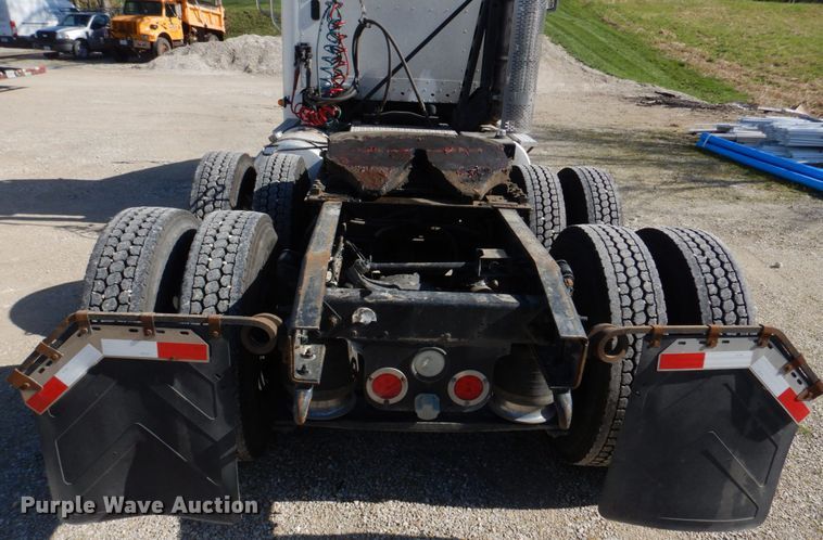 image for item DM7272 2009 Freightliner Columbia 120  semi truck