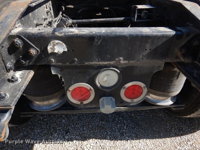 image for item DM7272 2009 Freightliner Columbia 120  semi truck