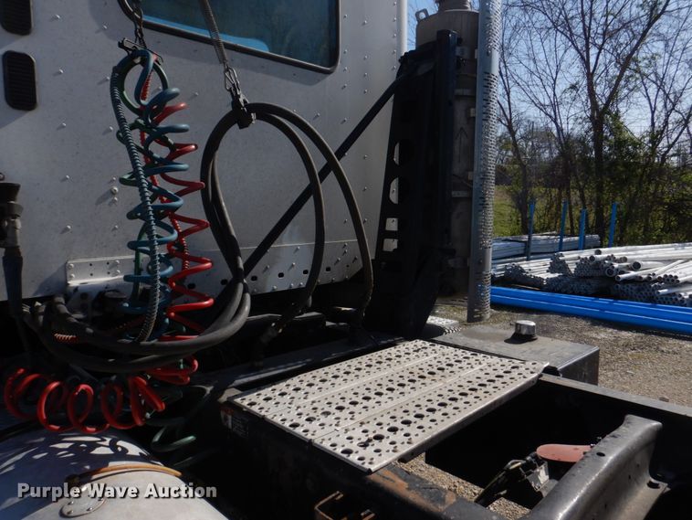 image for item DM7272 2009 Freightliner Columbia 120  semi truck