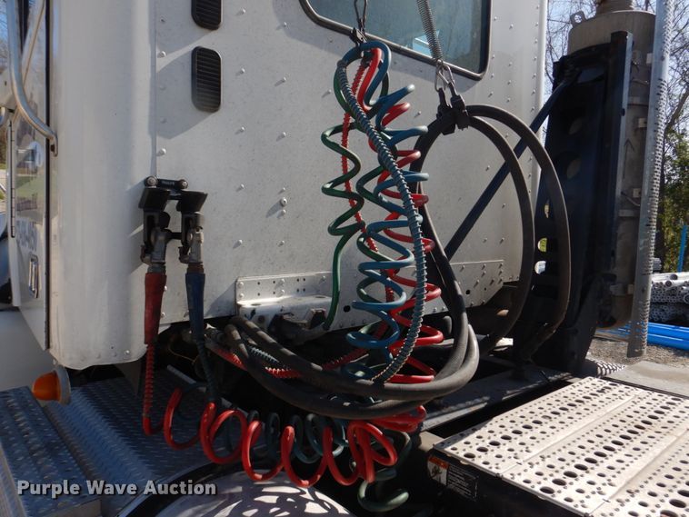 image for item DM7272 2009 Freightliner Columbia 120  semi truck