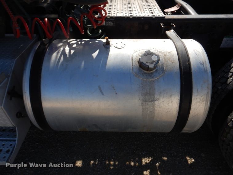 image for item DM7272 2009 Freightliner Columbia 120  semi truck