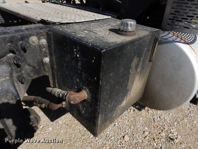 image for item DM7272 2009 Freightliner Columbia 120  semi truck