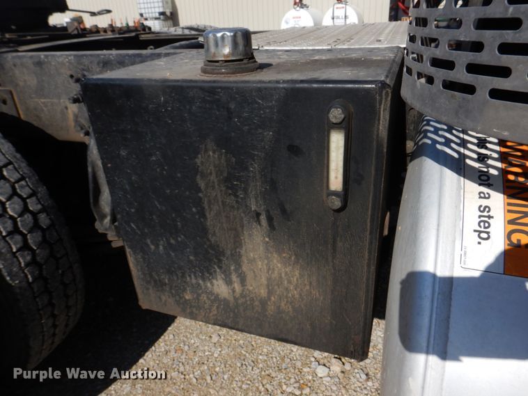 image for item DM7272 2009 Freightliner Columbia 120  semi truck