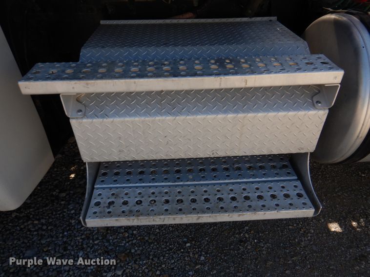 image for item DM7272 2009 Freightliner Columbia 120  semi truck