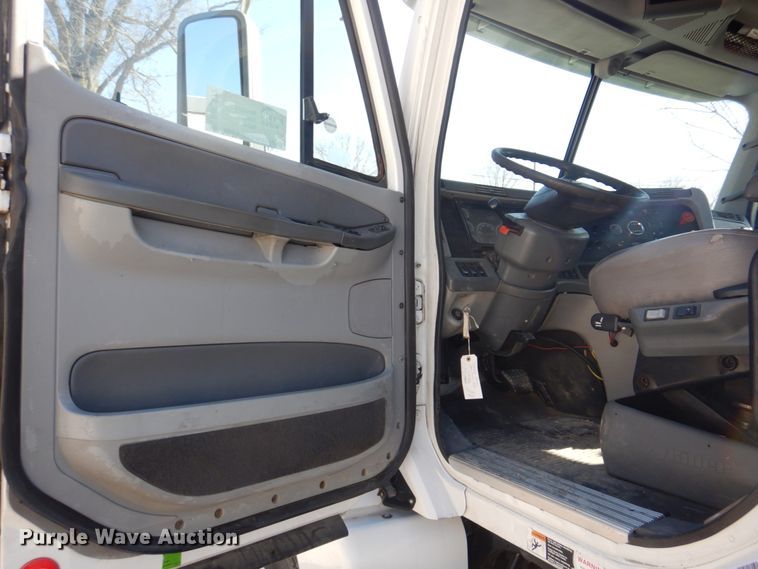 image for item DM7272 2009 Freightliner Columbia 120  semi truck