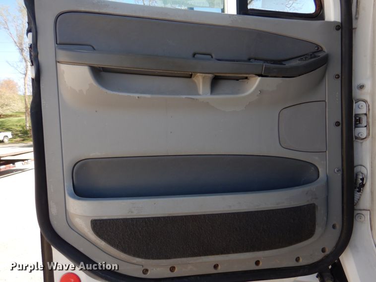 image for item DM7272 2009 Freightliner Columbia 120  semi truck