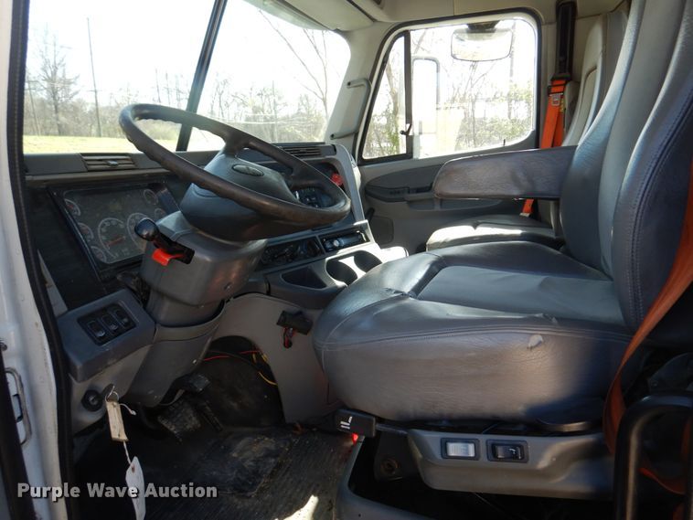 image for item DM7272 2009 Freightliner Columbia 120  semi truck