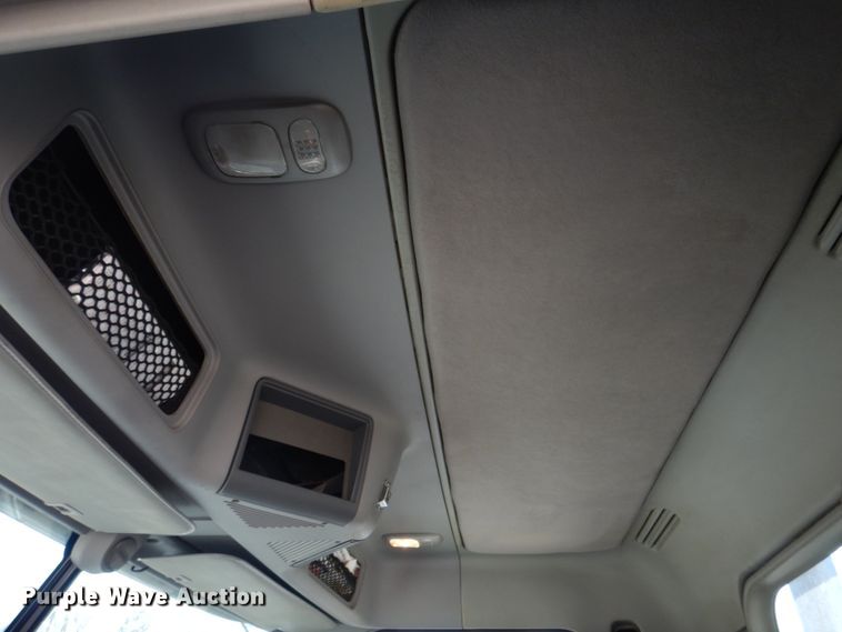 image for item DM7272 2009 Freightliner Columbia 120  semi truck