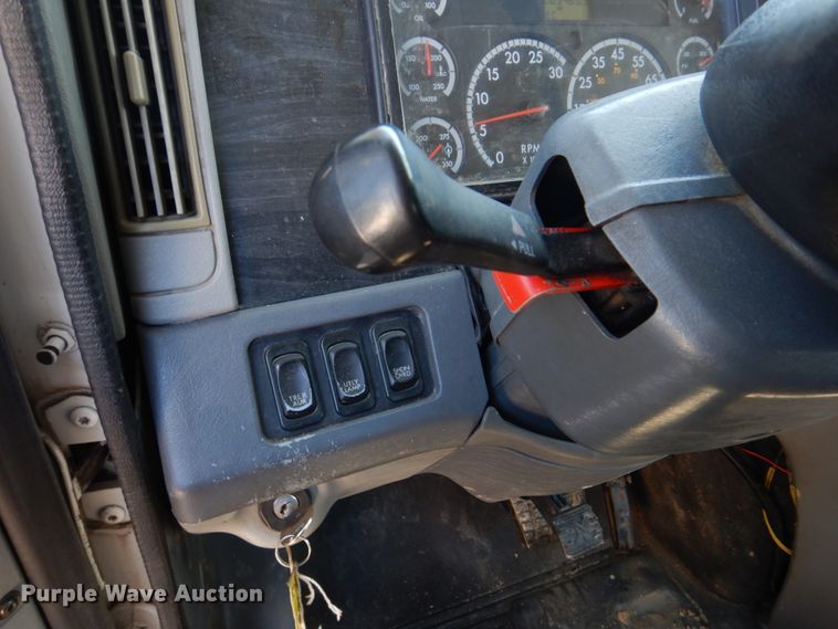 image for item DM7272 2009 Freightliner Columbia 120  semi truck