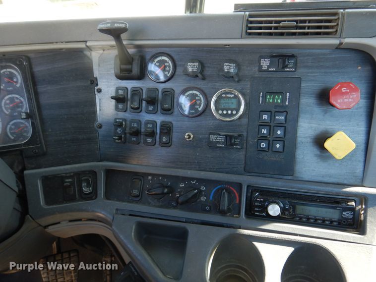 image for item DM7272 2009 Freightliner Columbia 120  semi truck