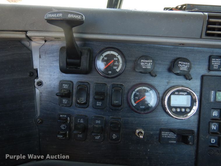 image for item DM7272 2009 Freightliner Columbia 120  semi truck