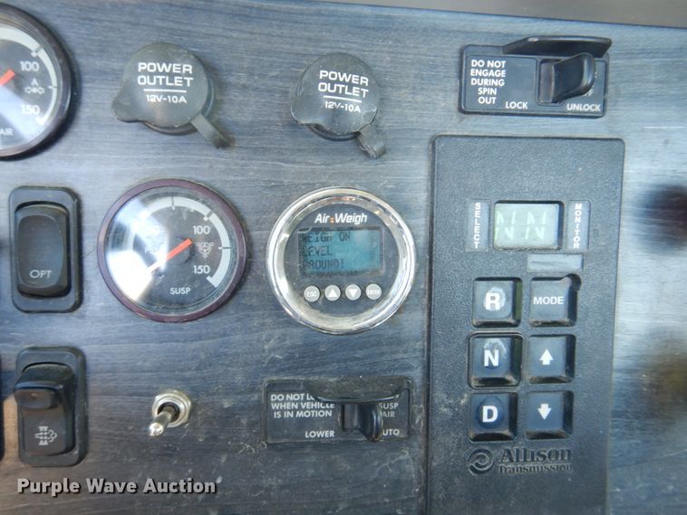 image for item DM7272 2009 Freightliner Columbia 120  semi truck