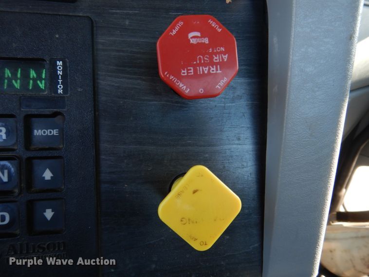 image for item DM7272 2009 Freightliner Columbia 120  semi truck