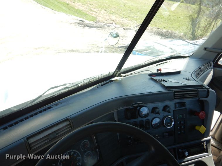 image for item DM7272 2009 Freightliner Columbia 120  semi truck