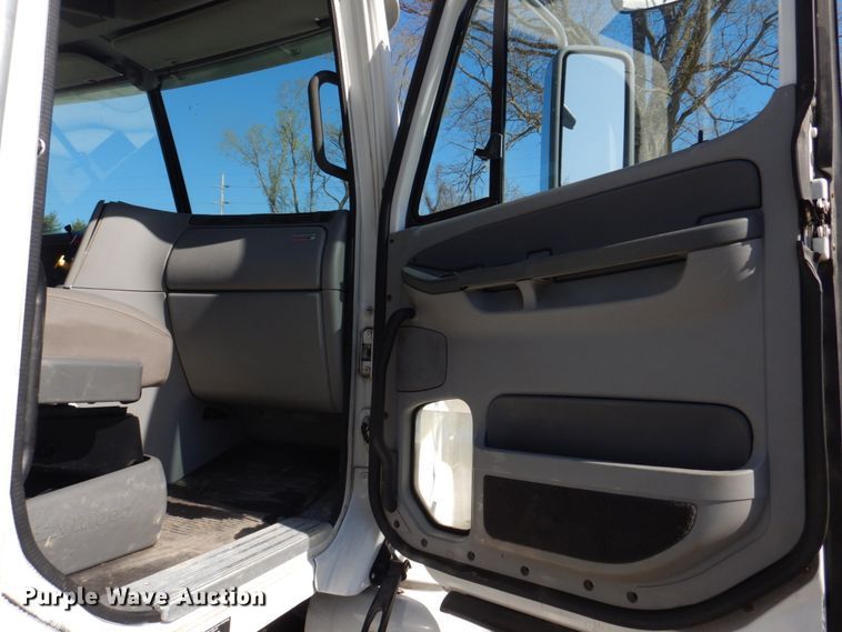 image for item DM7272 2009 Freightliner Columbia 120  semi truck