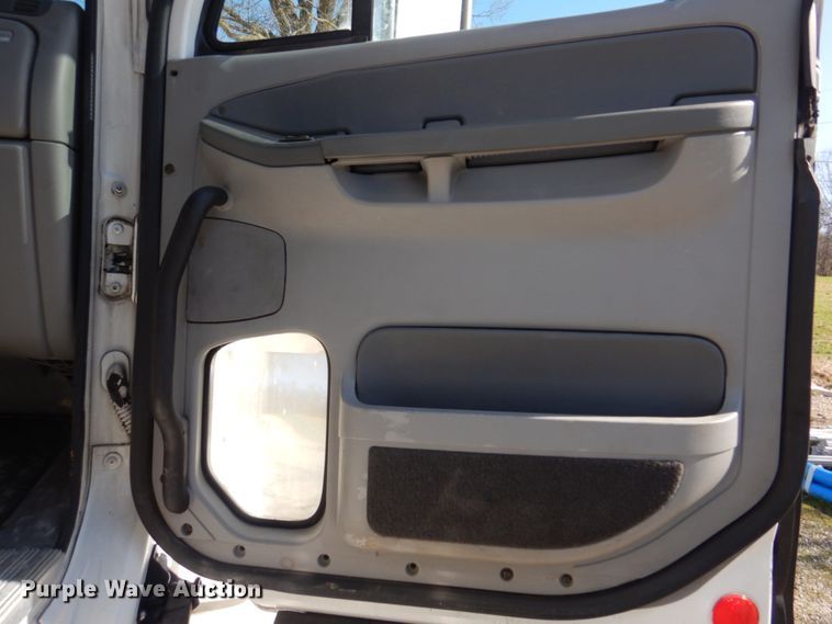 image for item DM7272 2009 Freightliner Columbia 120  semi truck