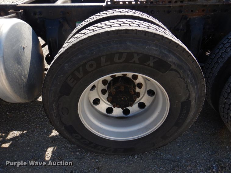 image for item DM7272 2009 Freightliner Columbia 120  semi truck