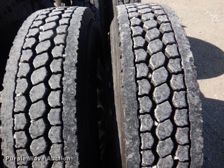 image for item DM7272 2009 Freightliner Columbia 120  semi truck