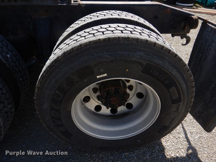 image for item DM7272 2009 Freightliner Columbia 120  semi truck