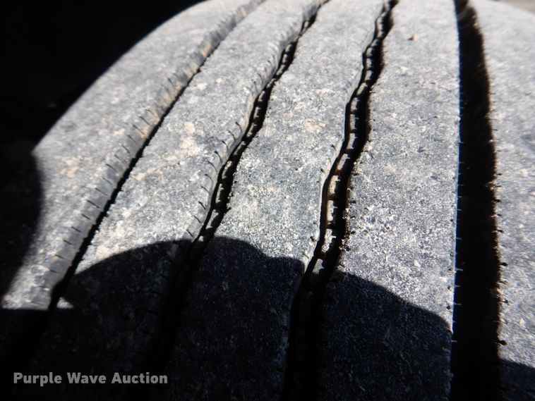 image for item DM7272 2009 Freightliner Columbia 120  semi truck